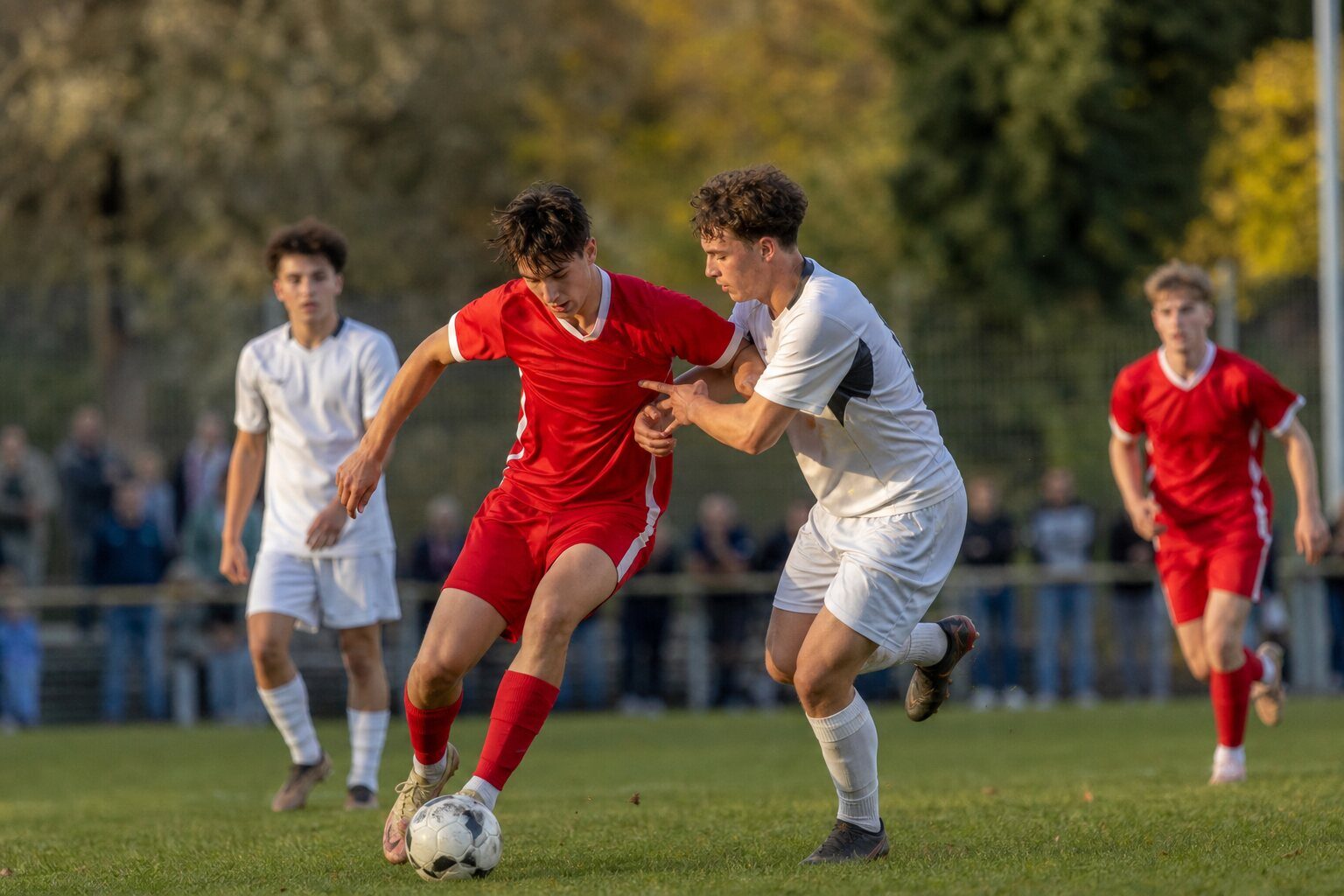Jugendfußballspiel, zwei Spieler im Zweikampf um den Ball